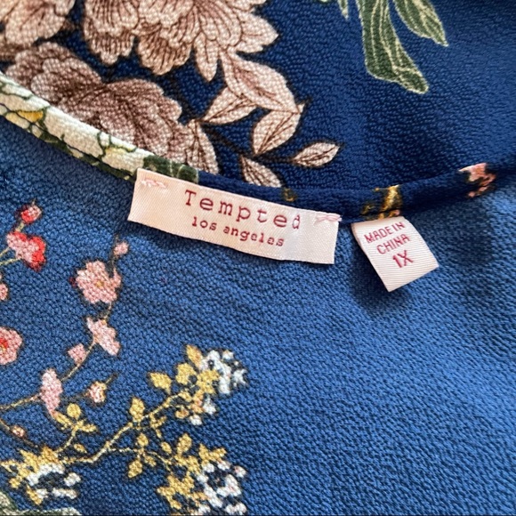 Tempted Blue Floral Print Short Ruffled Sleeve Strappy V-Neck Top Size 1X - Picture 9 of 9